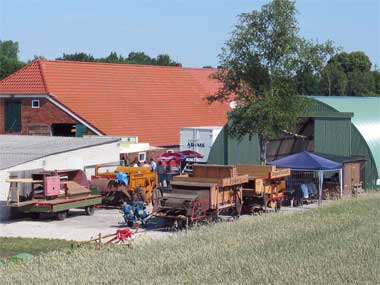 Unsere Dreschmaschinen auf dem Hallenvorplatz