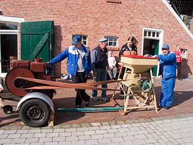 Mit einem Standmotor wird die  Schrotmühle angetrieben