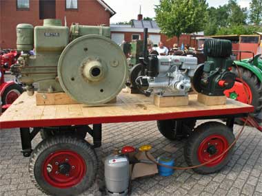 Anhänger voller Standmotoren